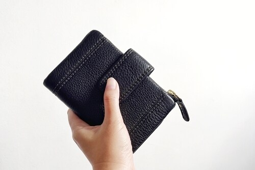 財布を持つ女性