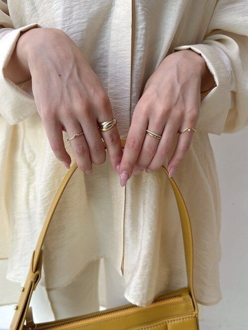 カルティエのトリニティリングを身に着けた女性