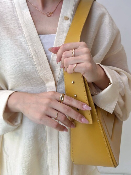 トリニティリングを着けた女性