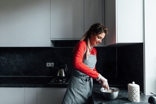 おしゃれなキッチンで調理をする女性