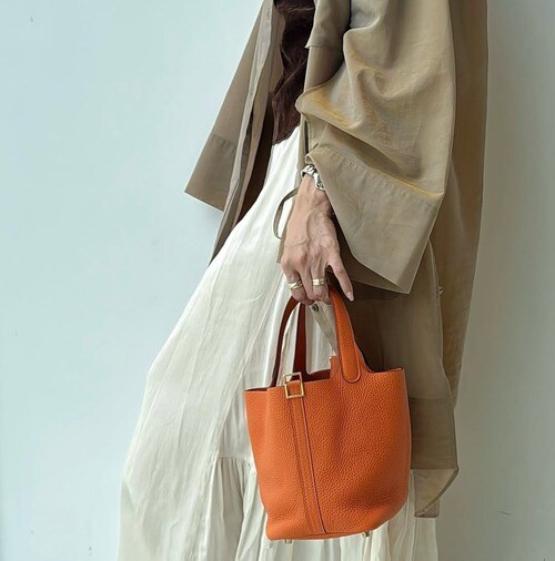 トリニティリングが印象的なコーデ