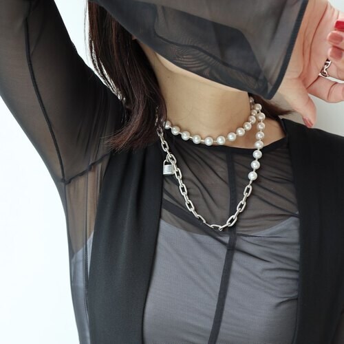 ティファニーのネックレスを身に着けた女性