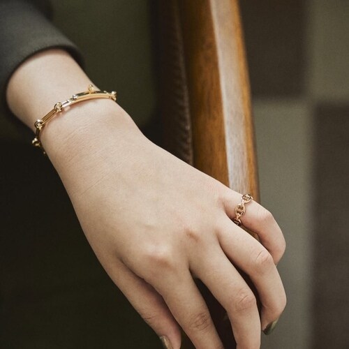 エルメスのリングを着けた女性