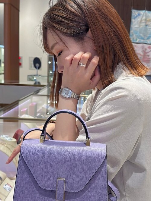 KOMEHYOでエルメスのリングを選ぶ女性