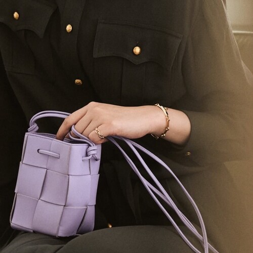 エルメスのリングを着けた女性