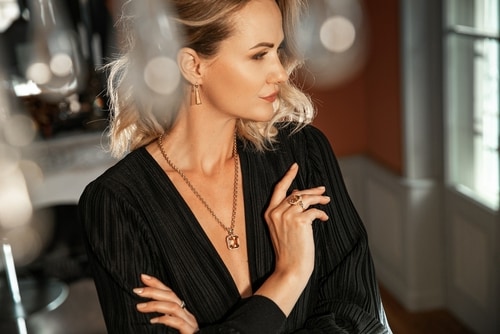 さまざまなアクセサリーを身に着けたおしゃれな女性