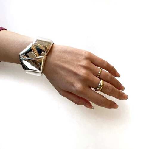 地金リングを着けた女性