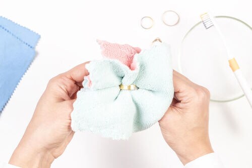 地金リングをお手入れする様子