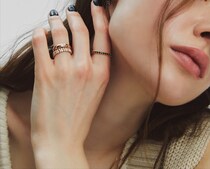 ハイブランドの地金リングで手元をおしゃれに。選び方やおすすめアイテムを紹介