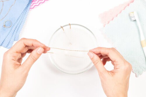 ブレスレットをお手入れする様子