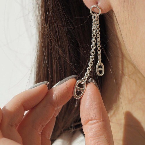 エルメスのピアスを着けた女性の耳元