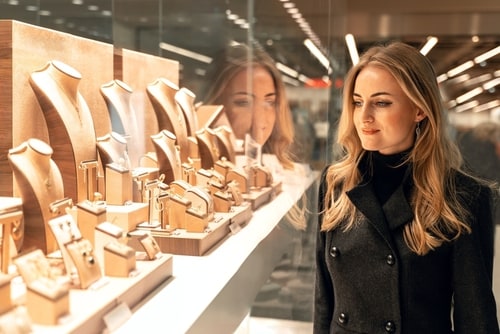 ジュエリーを選ぶ女性