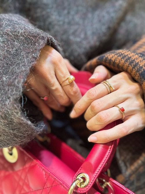 価値の高いジュエリーを身に着けた女性