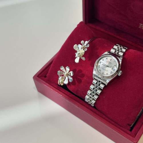 赤いジュエリーボックスに入ったロレックス