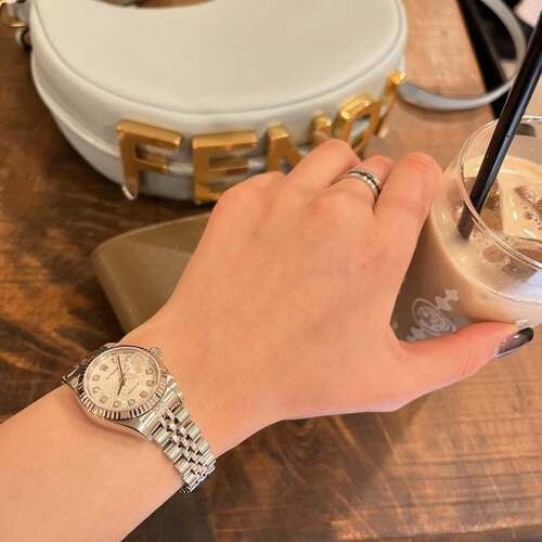 ロレックスを着けた女性の手元