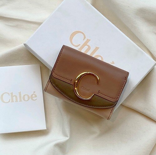 ボックスの上に乗ったクロエの折りたたみ財布