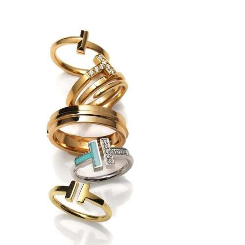 ティファニーブルーのリングとゴールドのリング