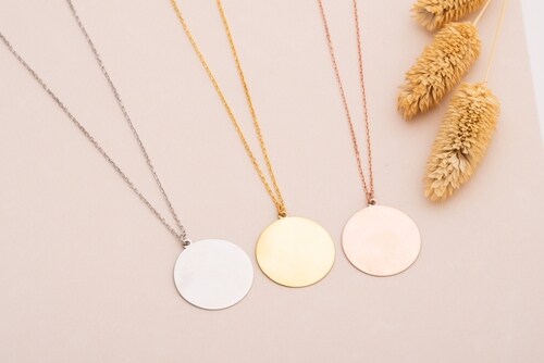 さまざまな素材のネックレス