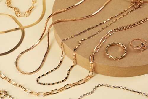 ゴールドのさまざまなネックレス