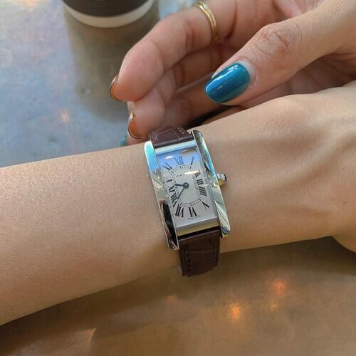 カルティエの腕時計を着けた女性の手元