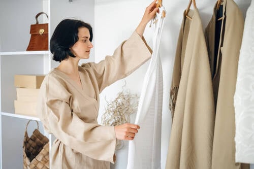 オールドマネーファッションにふさわしい服を選ぶ女性