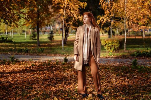 オールドマネーファッションの女性