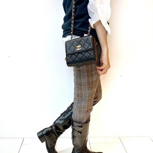 大きめのマトラッセを持った女性