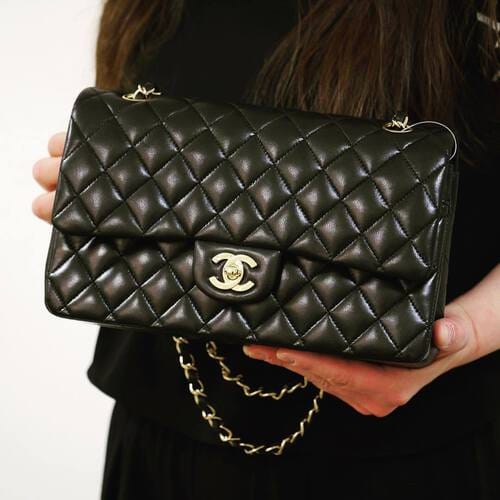 シャネルのマトラッセを持った女性