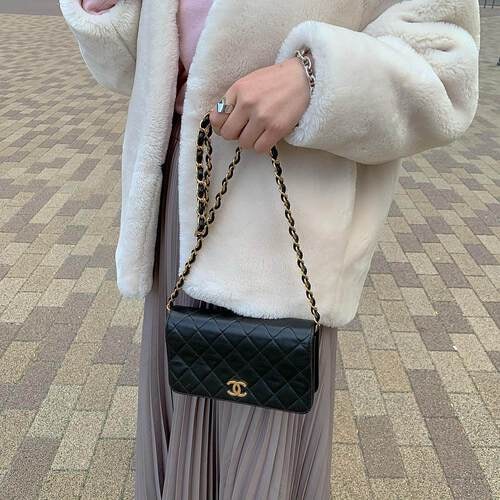 黒のマトラッセを持った女性