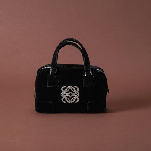 アナグラムをあしらったロエベのバッグ