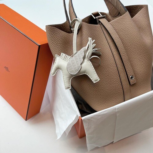 箱に入ったエルメスのピコタンロック