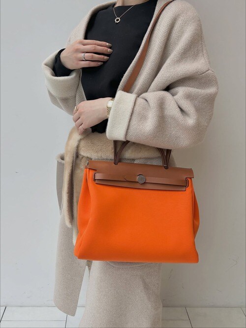 エルメスのエールバッグを持つ女性