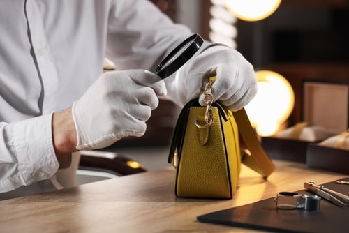バッグを査定する男性