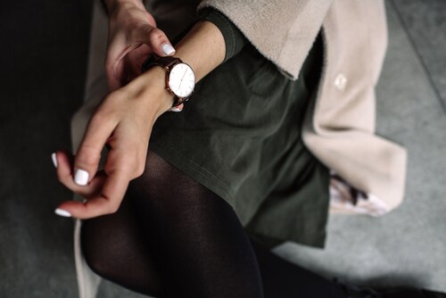 腕時計を着用し調整する女性