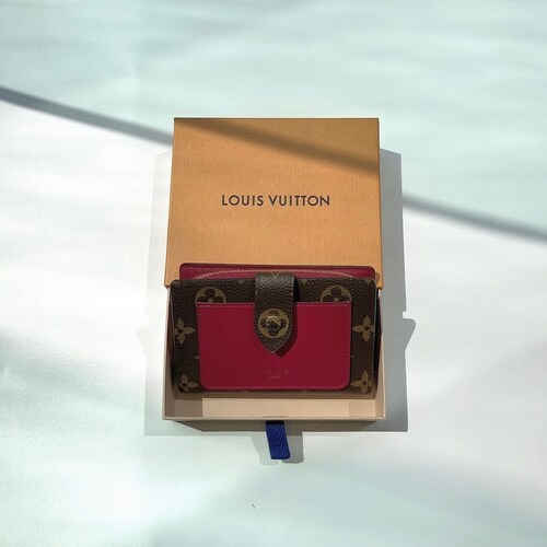 箱に入ったルイ・ヴィトンの二つ折り財布