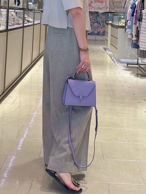 ハイブランドのバッグを持つ女性