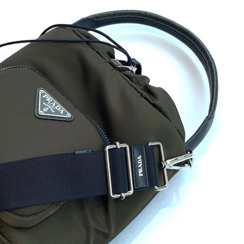 プラダのミリタリーテイストのショルダーバッグ