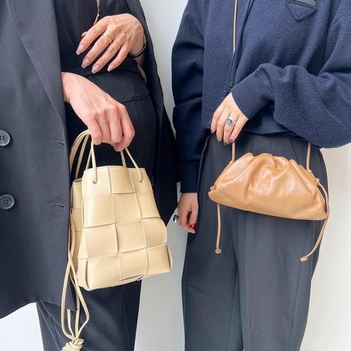 ボッテガのショルダーバッグを持った2人の女性