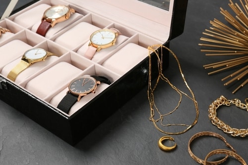 さまざまな腕時計を収納したボックス