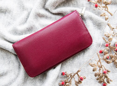 布の上に置かれたピンク色の財布