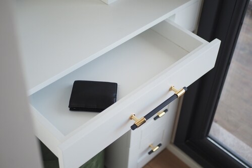 引き出しに入った黒い財布