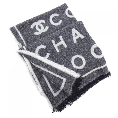 シャネルのブランド名があしらわれたストール