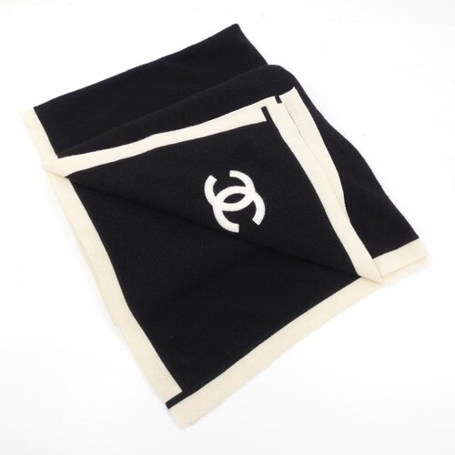 シャネルのココマークがデザインされたストール