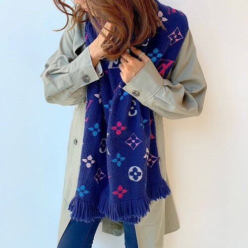 ルイヴィトンのマフラーを身に着ける女性