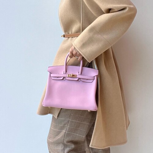 ピンクのバーキンを持った女性