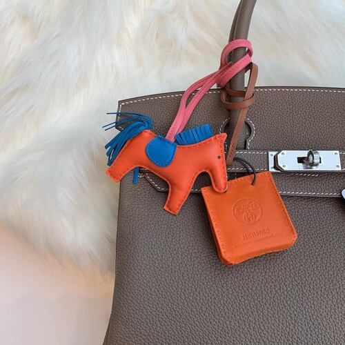 チャームが付いたエルメスのバーキン