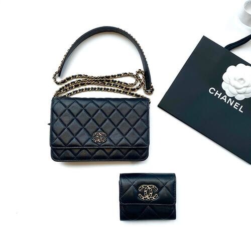 シャネルの黒のバッグと財布