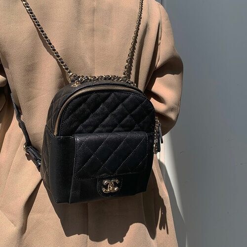 シャネルのリュックを背負った女性の後ろ姿