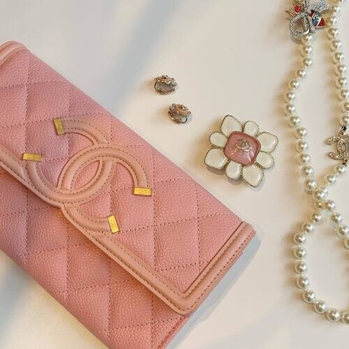 シャネルのピンクの財布とアクセサリー