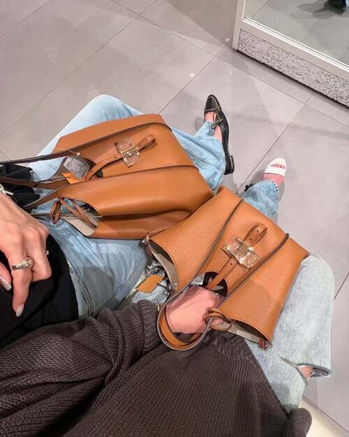 トッズのバッグを持って並ぶ女性